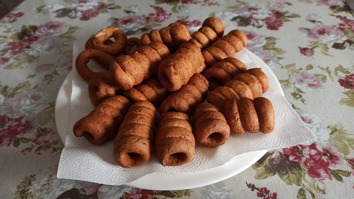 LorenaVilCha's tweet photo. En honor a la parte por el todo de hoy de @Sabery_Ganar de @la2_tve  dulce típico de Semana Santa en #Ubrique, el "gañote". @David45288789 #saberyganar https://t.co/TIDw83lMkK