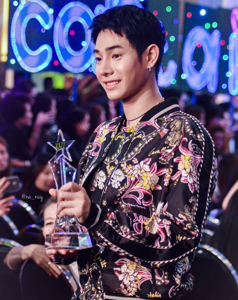 AngelOmmy17's tweet photo. เที่ยงคืนแล้ว ทีมพี่โชครับถ้วยรางวัล @peckpalit #ทีมพี่โชค  #เป๊กผลิตโชค  #PeckPaLitChoke https://t.co/2MjvH4XxBK