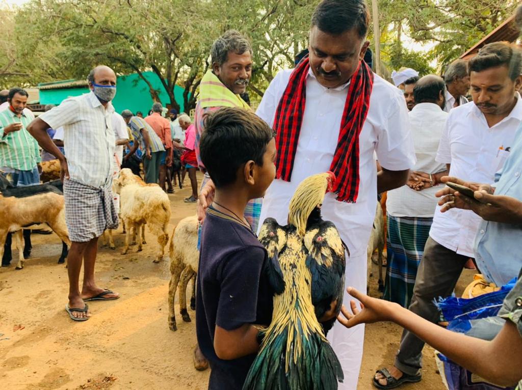 ksivasenapathy's tweet photo. தொண்டாமுத்தூர் தொகுதிக்கு உட்பட்ட பூலுவப்பட்டி சந்தையில் வியாபாரிகள் மற்றும் பொதுமக்களைச் சந்தித்து வாக்கு சேகரித்த போது
உடன் கழக நிர்வாகிகள் மற்றும் கழக உடன்பிறப்புகள்.
@arivalayam @mkstalin
#DMK4TN
#Thondamuthur4KSS
#VoteForKSS https://t.co/RywQ8i2dkz