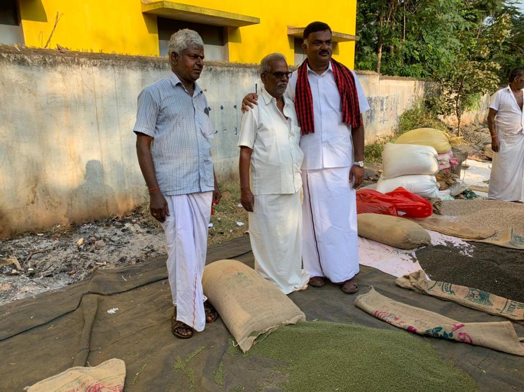 ksivasenapathy's tweet photo. தொண்டாமுத்தூர் தொகுதிக்கு உட்பட்ட பூலுவப்பட்டி சந்தையில் வியாபாரிகள் மற்றும் பொதுமக்களைச் சந்தித்து வாக்கு சேகரித்த போது
உடன் கழக நிர்வாகிகள் மற்றும் கழக உடன்பிறப்புகள்.
@arivalayam @mkstalin
#DMK4TN
#Thondamuthur4KSS
#VoteForKSS https://t.co/RywQ8i2dkz