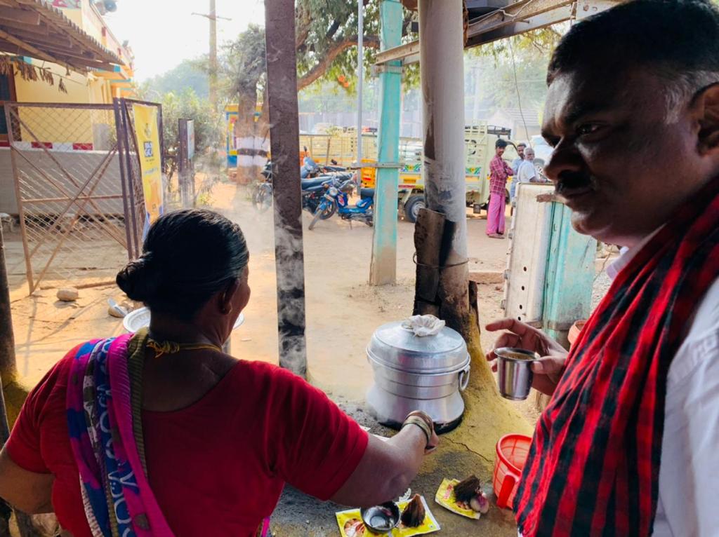 ksivasenapathy's tweet photo. தொண்டாமுத்தூர் தொகுதிக்கு உட்பட்ட பூலுவப்பட்டி சந்தையில் வியாபாரிகள் மற்றும் பொதுமக்களைச் சந்தித்து வாக்கு சேகரித்த போது
உடன் கழக நிர்வாகிகள் மற்றும் கழக உடன்பிறப்புகள்.
@arivalayam @mkstalin
#DMK4TN
#Thondamuthur4KSS
#VoteForKSS https://t.co/RywQ8i2dkz