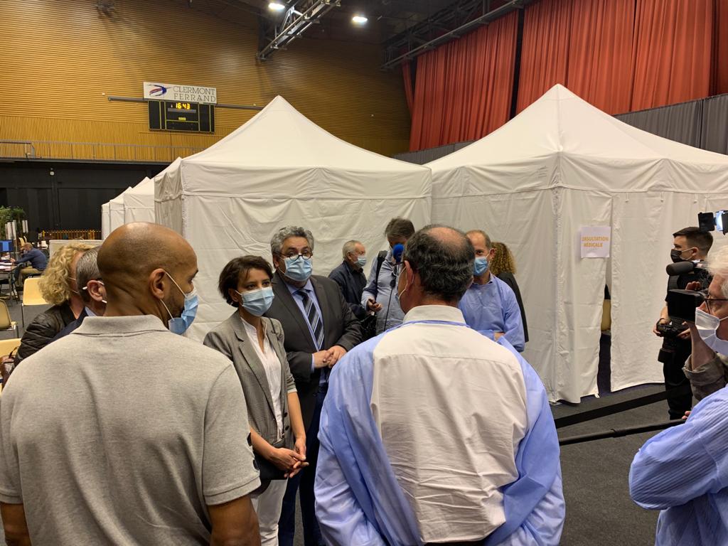 olivierbianchi1's tweet photo. Avec @najatvb et Roger Jean Meallet, ensemble, au centre de vaccination de @ClermontFd.

Un grand merci aux agents du service public local et aux soignants mobilisés dans la lutte contre le virus. https://t.co/sDYnKd0pLK
