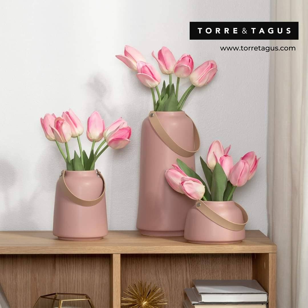 TorreAndTagus's tweet photo. Happy Easter! Celebrate the season with fresh Spring-inspired colors and shapes. These matte finish ceramic Lido vases are ideal for fresh or faux florals and the modern handle adds a unique detail.
#torreandtagus #homedecor #interiordesign #easter #spring #freshdesign #color https://t.co/vhtqWcuTez