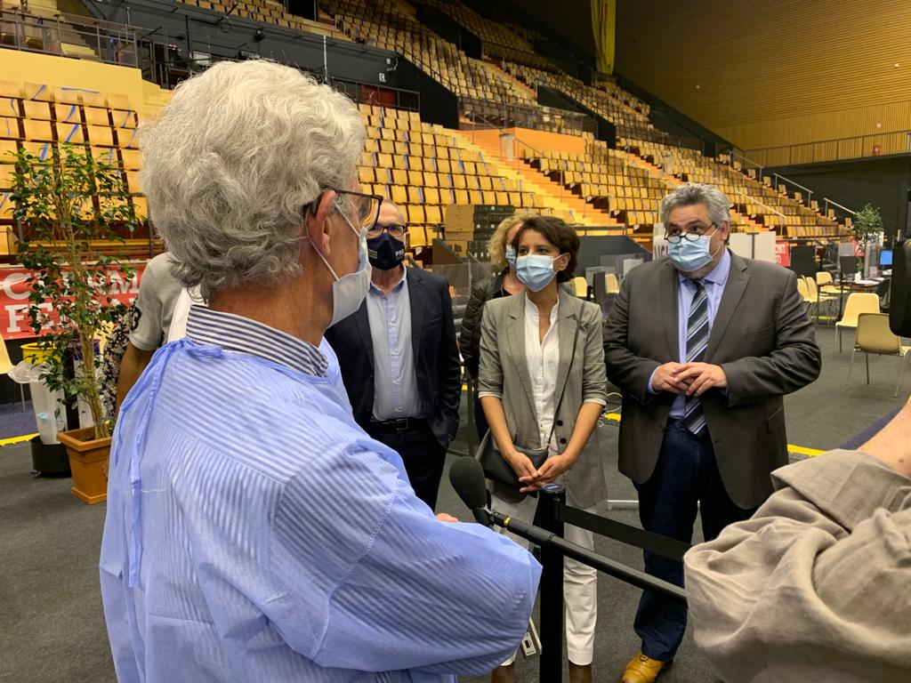 olivierbianchi1's tweet photo. Avec @najatvb et Roger Jean Meallet, ensemble, au centre de vaccination de @ClermontFd.

Un grand merci aux agents du service public local et aux soignants mobilisés dans la lutte contre le virus. https://t.co/sDYnKd0pLK
