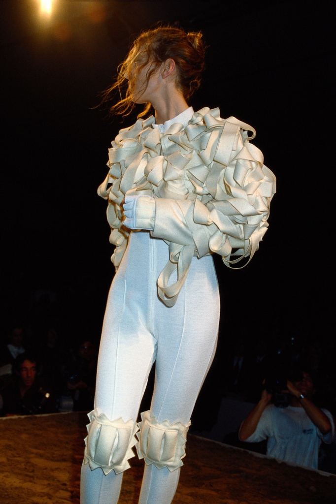 maatactive's tweet photo. Getting ready for #Easter - need a bonnet. Any suggestions #thehatshopnyc? BTW Who does #kneepads better, @jcdecastelbajac or #MAÄT?
📸 courtesy of @voguemagazine FW 1991
#inspiration #design #designinspiration #knee #yoga #whoworeitbetter #Vogue #fashion https://t.co/QxAFTVJqtS