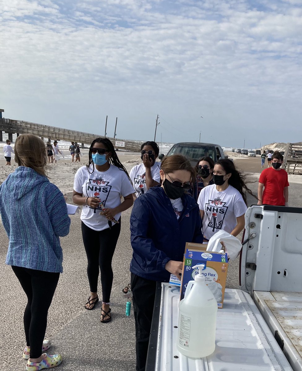 Mamma_Ritchie's tweet photo. 4th Annual VMHS NHS Beach Clean Up COVID style  @ccisd @nhs_njhs #EaglePride #lovethesekids  🦅🦅🦅 https://t.co/O0CNVvzt4a