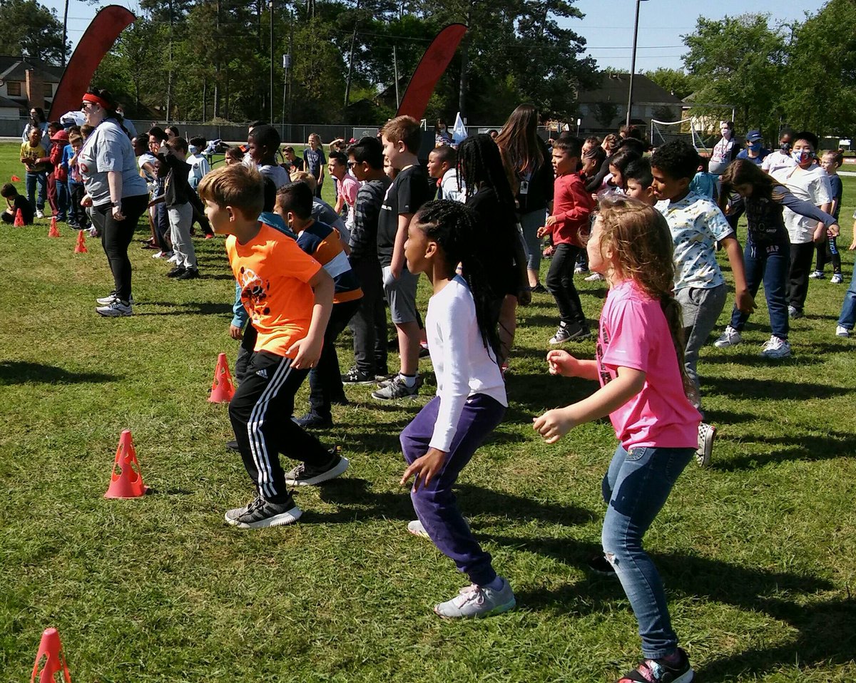 MsPaul_MBE's tweet photo. Having Fun at Dance Fit.
@HumbleISD_MBE  #mbeisfamily #mbebears2020 #lighttheway https://t.co/vvUoF8hC0a