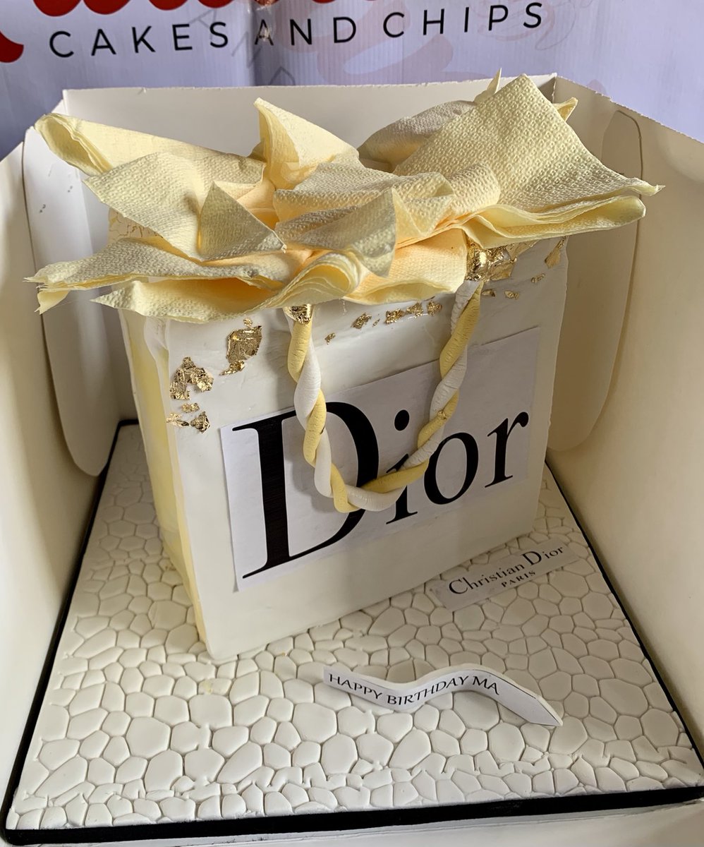 OregunBaker's tweet photo. Christian Dior designed Tote bag😍      Beautiful and elegant!  You need a cake??? Just put a call through to 08187232836 or slide directly into the DM. #Lagosbaker #bagcake #Fondantcakes #bakersinlagos #Eastergoodfriday #Radiantcakesandchips #Oregunbaker please Retweet my Hussle https://t.co/H7ESDri4Gm