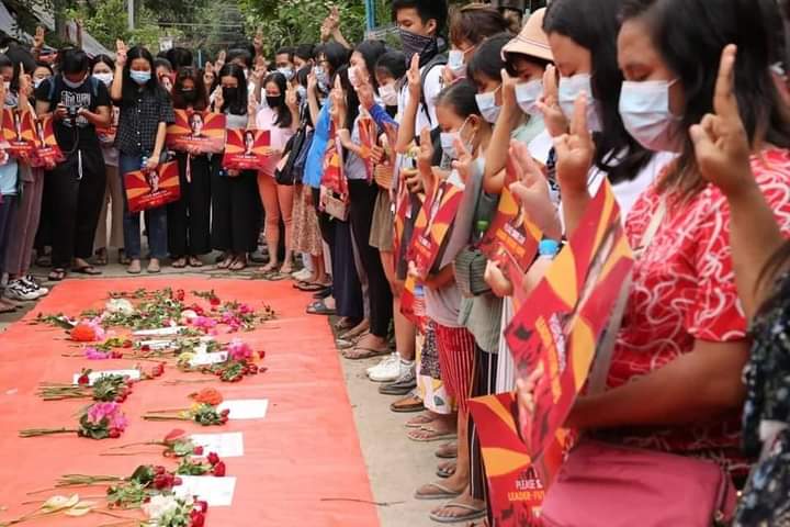 KU4IcZQ6DZVB4uX's tweet photo. Flowers Strike for Fallen Heroes in InSein 🌷
NEWS SUPPRESSION
#WhatsHappeningInMyanmar 
#Apr2Coup https://t.co/gNc1o4i6Ce