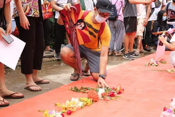 KU4IcZQ6DZVB4uX's tweet photo. Flowers Strike for Fallen Heroes in InSein 🌷
NEWS SUPPRESSION
#WhatsHappeningInMyanmar 
#Apr2Coup https://t.co/gNc1o4i6Ce