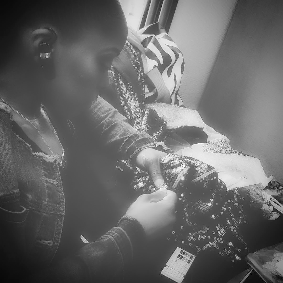 WisperCouture's tweet image. Bts's creative director @lawanda_ceo hand sews her final touch on a #WISPERCOUTURE gown getting ready for runway. "A mile of highway will take you just one mile but a mile of runway will take you anywhere!"
#ATLDesigner #Focus #Fashion #differentlyable #luxury #journey #blessed