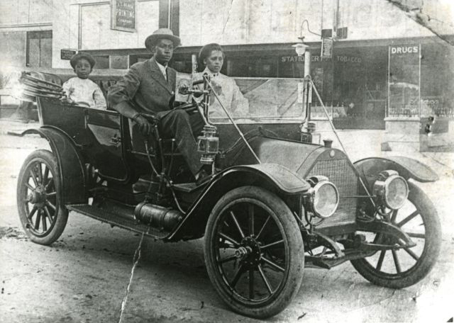 UFexplore's tweet photo. 100 years ago, #Tulsa, Oklahoma's Greenwood District was known as a thriving Black community. Racially motivated violence destroyed the neighborhood in an attempt to bury their success.

Forensic anthropologist Phoebe Stubblefield digs for the truth.

🔎➡️https://t.co/r3E26wOeBI https://t.co/4r6qHTi2nQ
