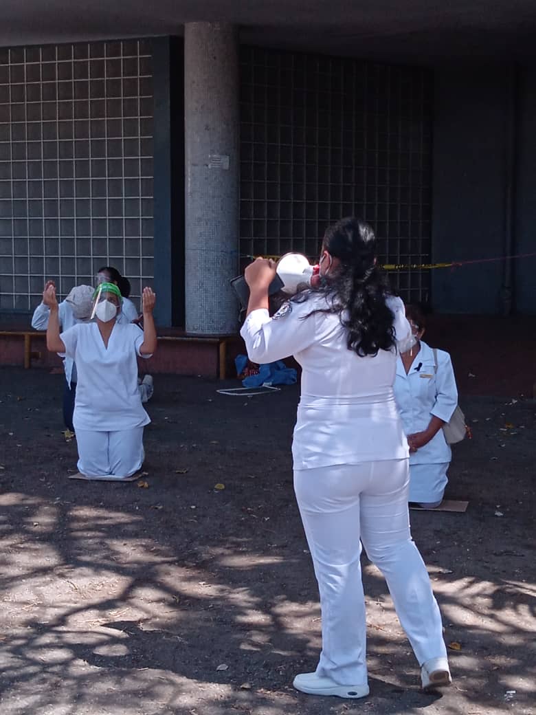 la_flequiz's tweet photo. #Enfermeria entiende que necesitamos primeramente de Dios para poder sobre llevar está difícil situación que vivimos a nivel mundial y nacional #ConDiosTodoSinElNada #VacunacionMasivaYa #DejenEntrarLaVacuna #CuideSuSalud https://t.co/g343yazO9Q