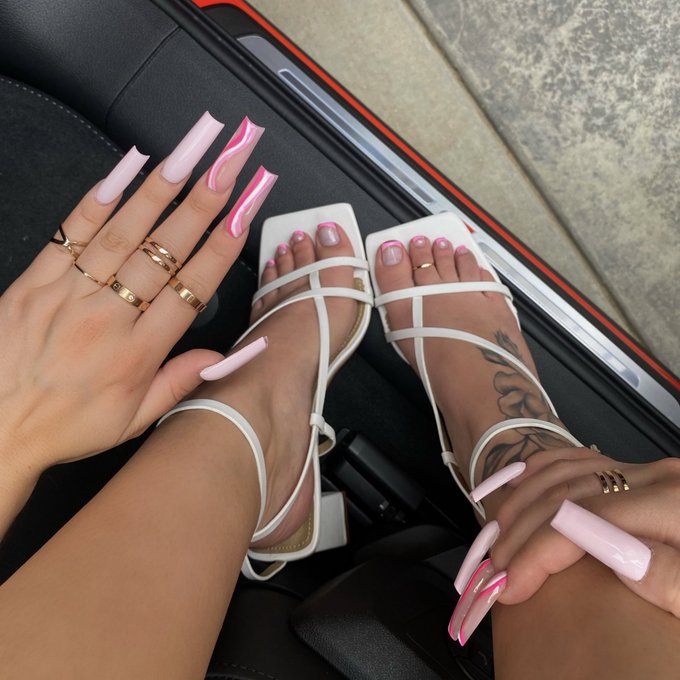 Just wanted to show how cute my nails are💕 https://t.co/nLUWYYffZV