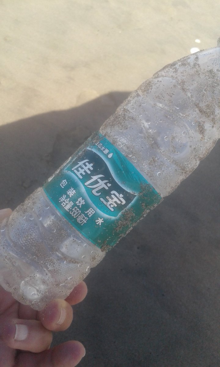 KDVin's tweet photo. Hoy, un sólo día de caminata por la orilla en #VillaGesell  ...quién está ensuciando y pescando en el #MarArgentino? https://t.co/ZRmolKW2dH