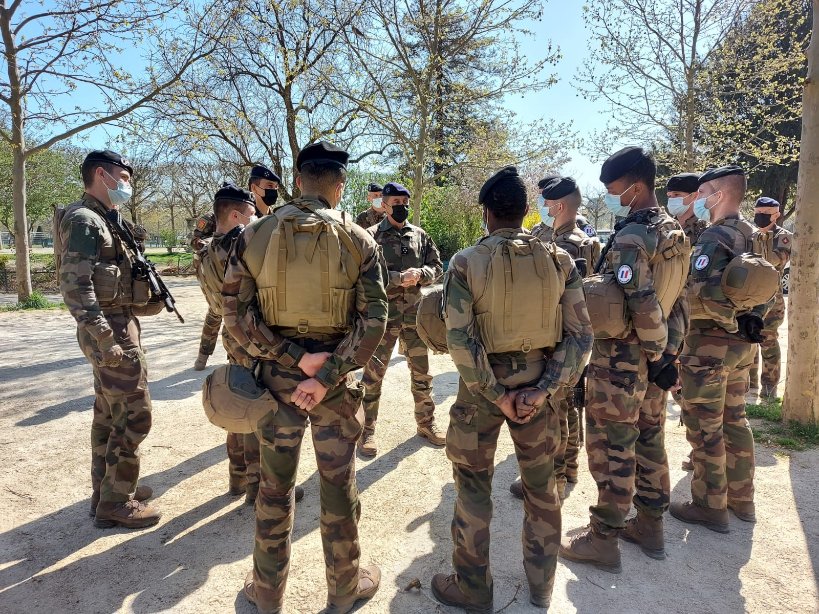 CommandementFOT's tweet photo. #Sentinelle Le général V.GUIONIE, commandant les forces terrestres, accompagné du général C.ABAD, gouverneur militaire de Paris a rendu visite, ce matin, à un détachement Sentinelle du 16ème bataillon de chasseurs à pied (#16BCP) de Bitche.  #armée2terre #OpinT #3div #2bb 💪 https://t.co/1VpWrAutXH