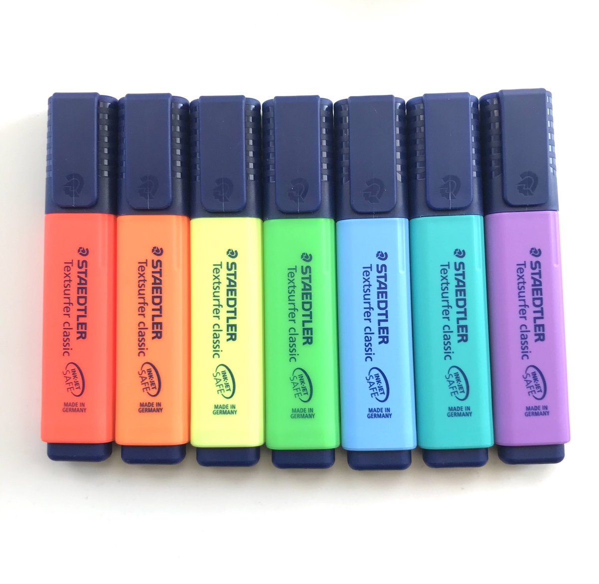 preciousbirdy's tweet photo. A Rainbow of Highlighter Pens #RedesignARainbow #BABE2021 @ArnolfiniArts #BookArts #ArtistsBooks #Rainbow https://t.co/oN7qyNdt3T