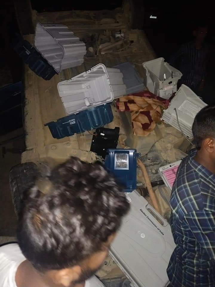 ANSARY4U's tweet photo. EVM in private Vehicle without any officer... Assam https://t.co/okweofVwK5