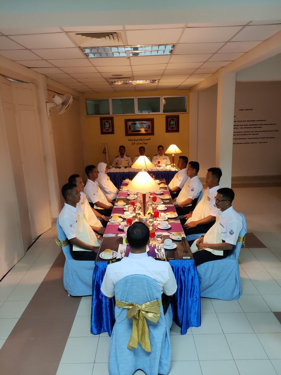 KdsiWisma's tweet photo. Praktikal Majlis Makan Beradat bersama AJK dan Pemangku Bintara Muda Siri 1/21 di Wisma Mutiara KD SULTAN ISMAIL. Majlis ini adalah untuk menaikkan semangat dan kebanggaan bintara di dalam perkhidmatan TLDM.

#BackBornRMN
#disinilahirnyapelautTLDM
#KDSI https://t.co/nW40l2NNgO