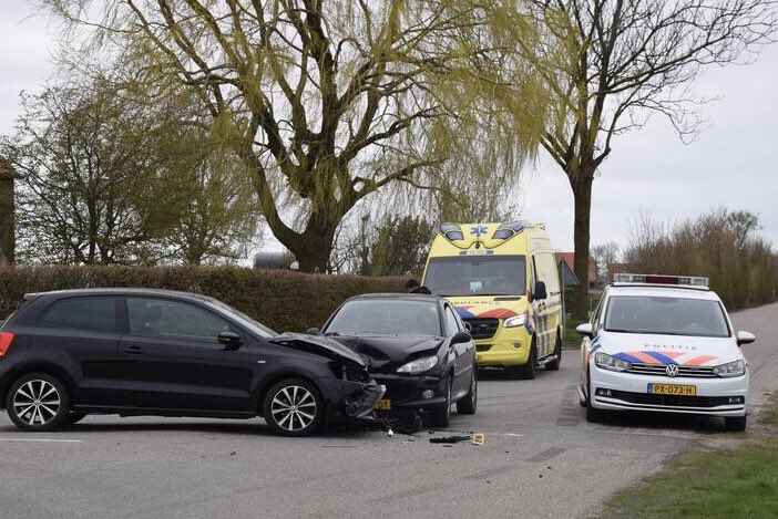 Aanrijding tussen twee auto's..