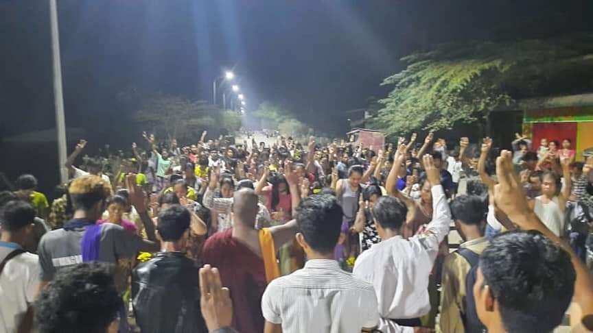 AyeChan73647512's tweet photo. #April2ndCoup 
#SaveMyanmarDemocracy 
#AgainstMyanmarMilitaryCoup 
#Mandalay https://t.co/DofAnGzXy1