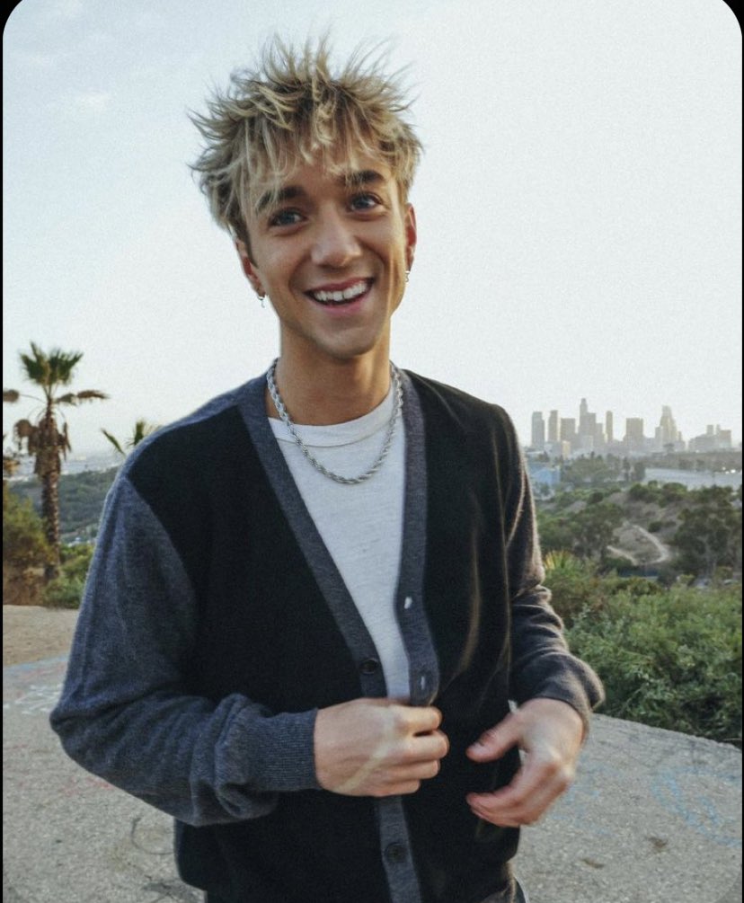 smileyseaveyy's tweet photo. happy birthday @SeaveyDaniel !! i love you millions and hope you have the best day you can<33 #HappyBirthdayDaniel https://t.co/KmmdGZX1RN