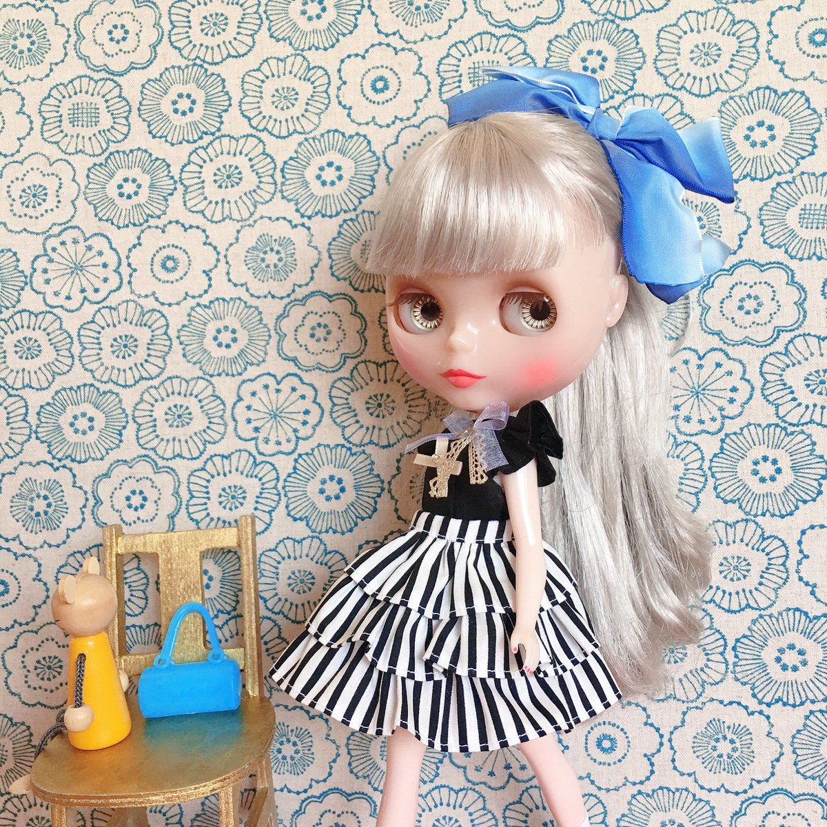 グリ Blythe ティアードスカートと袖フリルのブラウスも縫ってました スカートがなかなか華やかで暫くこの形を作るのにもハマりそう リーディングレディルーシー Blythe Blythedoll Blytheoutfit Handmade ブライス ハンドメイド ドール服