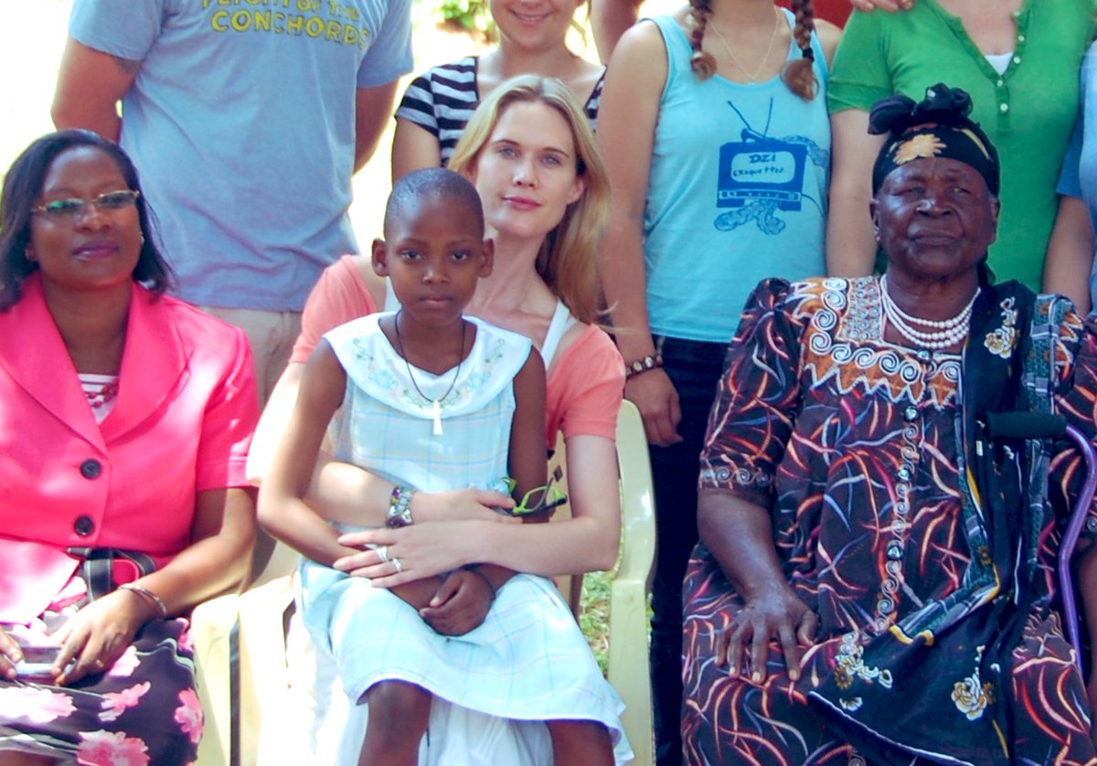 MarchStephanie's tweet photo. I had the tremendous pleasure of meeting “Mama Sarah” (as she was introduced to me) years ago when I was in #Kenya with @OneKidOneWorld She walked like an Empress. It was extraordinary. May she Rest In Power. https://t.co/SARShaPsfg