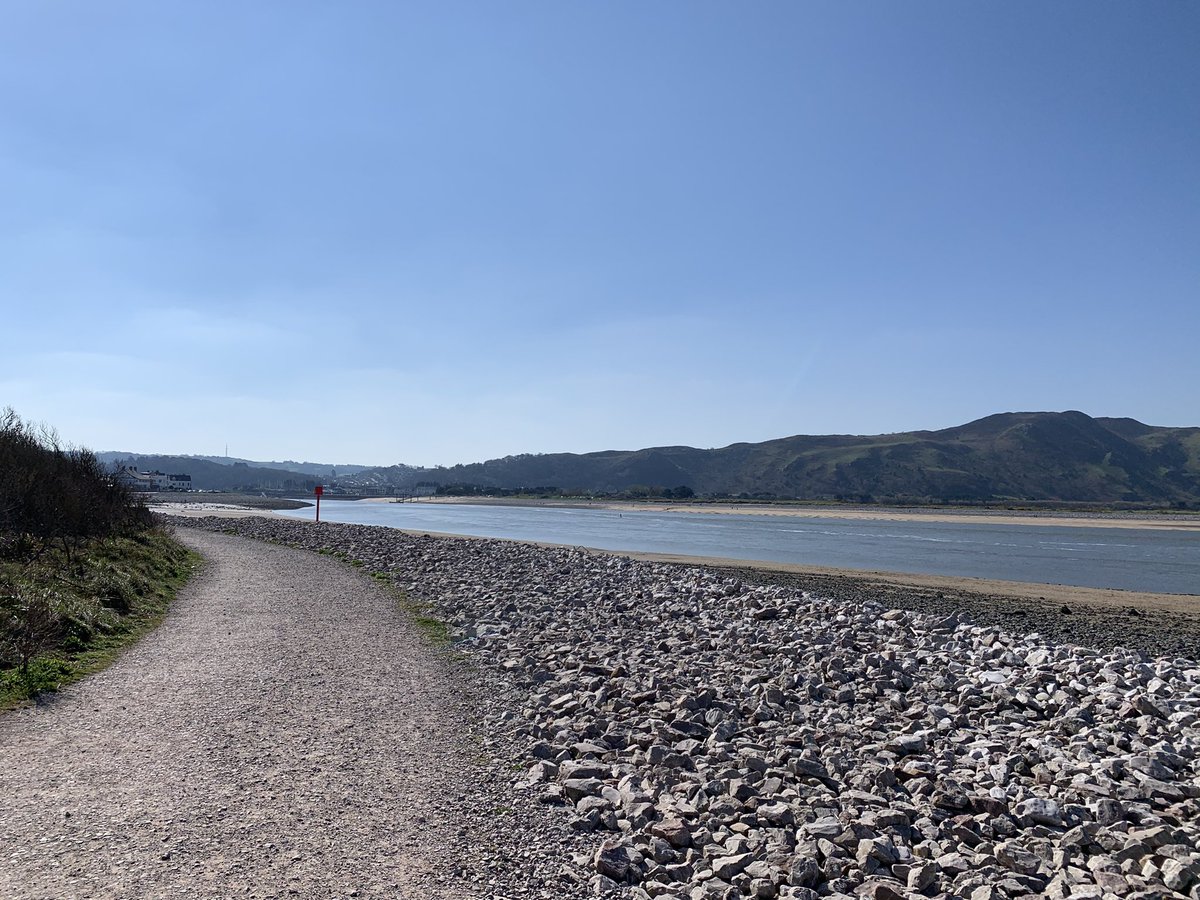 SaraMcKeeFRSA's tweet photo. Wonderful walk along the beach this morning. Lots of friendly dog walkers and a lovely chance encounter with one of my Dysgu Cymraeg friends and her new puppy for Percy to socialise with ๐พ
#GoodFriday #LifeinFullColour https://t.co/lek0skq60c