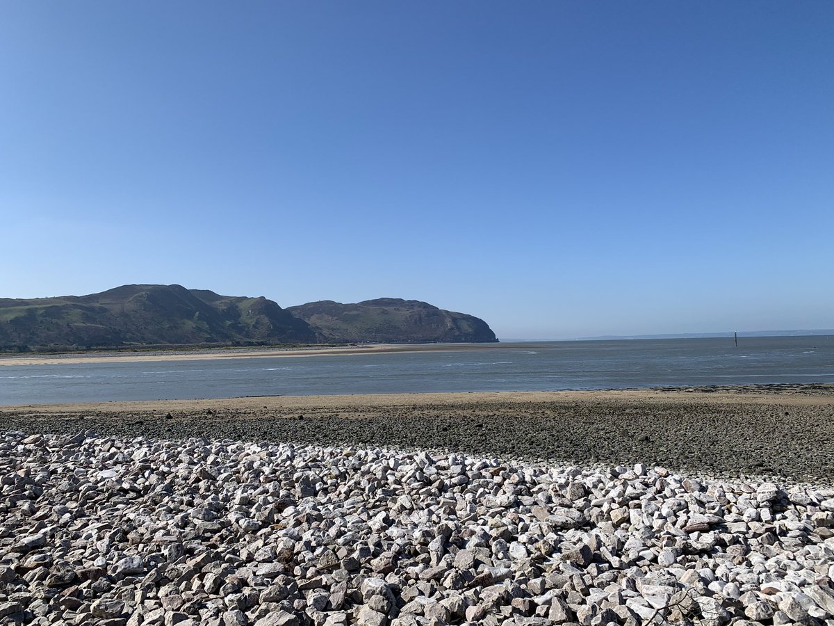 SaraMcKeeFRSA's tweet photo. Wonderful walk along the beach this morning. Lots of friendly dog walkers and a lovely chance encounter with one of my Dysgu Cymraeg friends and her new puppy for Percy to socialise with ๐พ
#GoodFriday #LifeinFullColour https://t.co/lek0skq60c
