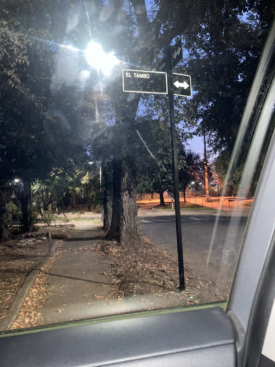 cacoflowi's tweet photo. @MuniLaReina hay un error en la señaletica de pasaje el tambo, comienza en pepe vila con doble vía y termina en Limari solo en un sentido. Por favor revisar! https://t.co/Wq24IaKHp5