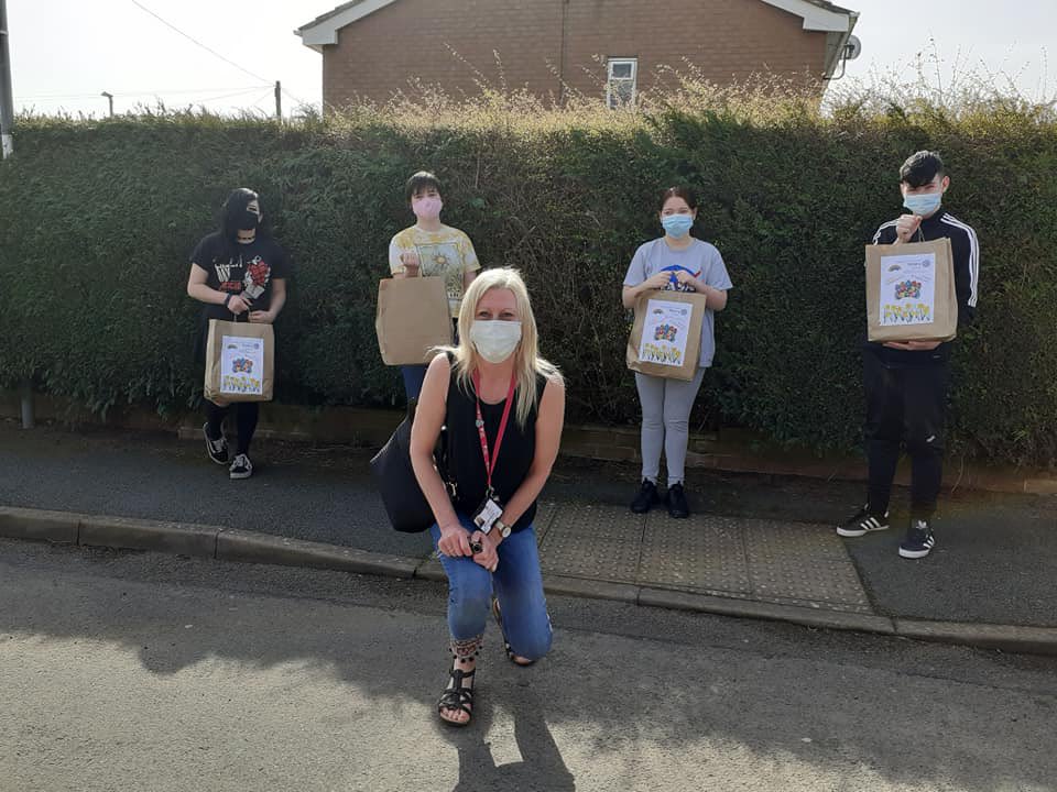 passport1180's tweet photo. Just some of the young people from Rhos Community Cafe,working with our Wrexham hub preparing the bird feeders & delivering the ๐๐ Easter bags and flowers to the elderly in their area.Thank you all and Happy Easter #rotaryworkingtogether https://t.co/kMKn6LNcVJ