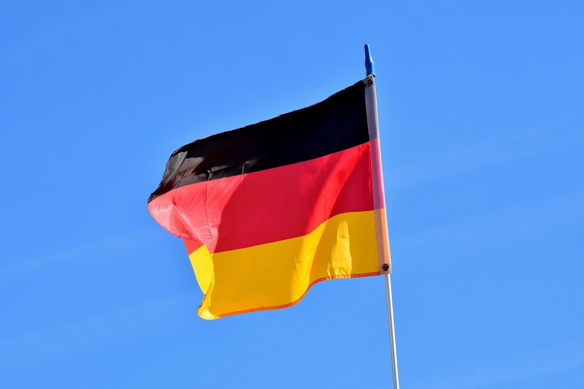 GermanyinUSA's tweet photo. Did you know? After English, German is the second most commonly required language for jobs in Europe. Roughly a third of EU citizens are native speakers or know enough German to at least hold a conversation, and that number is set to bump up when new data is taken!
🇩🇪 ❤️ 🇪🇺 https://t.co/tRpdxQUdxF