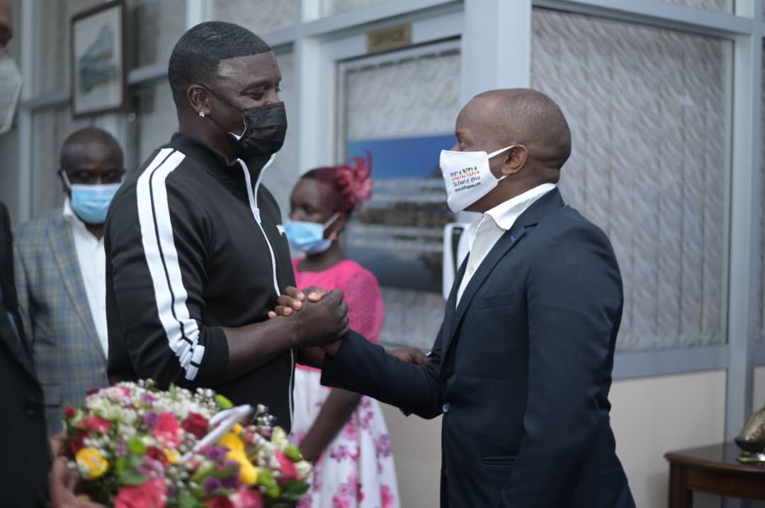 TourismBoardUg's tweet photo. Senegalese icon "AKON" is in the country for a 4-day tour. Akon will meet stakeholders in regards to tourism investment opportunities. He was welcomed into the country by Uganda Tourism Board's Senior Marketing Officer, Mr. Daniel Irunga. #VisitUganda @Akon https://t.co/mOd6iIm76M