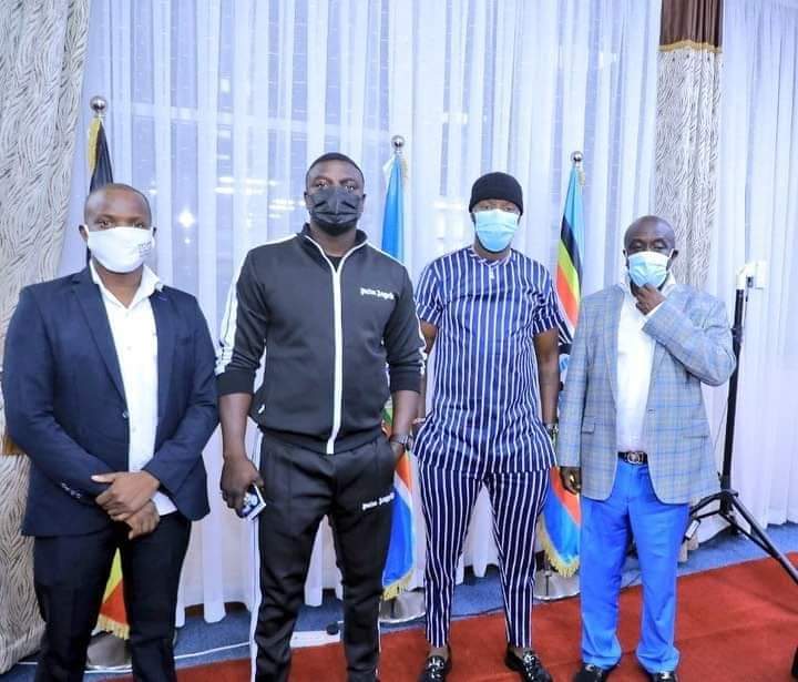 TourismBoardUg's tweet photo. Senegalese icon "AKON" is in the country for a 4-day tour. Akon will meet stakeholders in regards to tourism investment opportunities. He was welcomed into the country by Uganda Tourism Board's Senior Marketing Officer, Mr. Daniel Irunga. #VisitUganda @Akon https://t.co/mOd6iIm76M