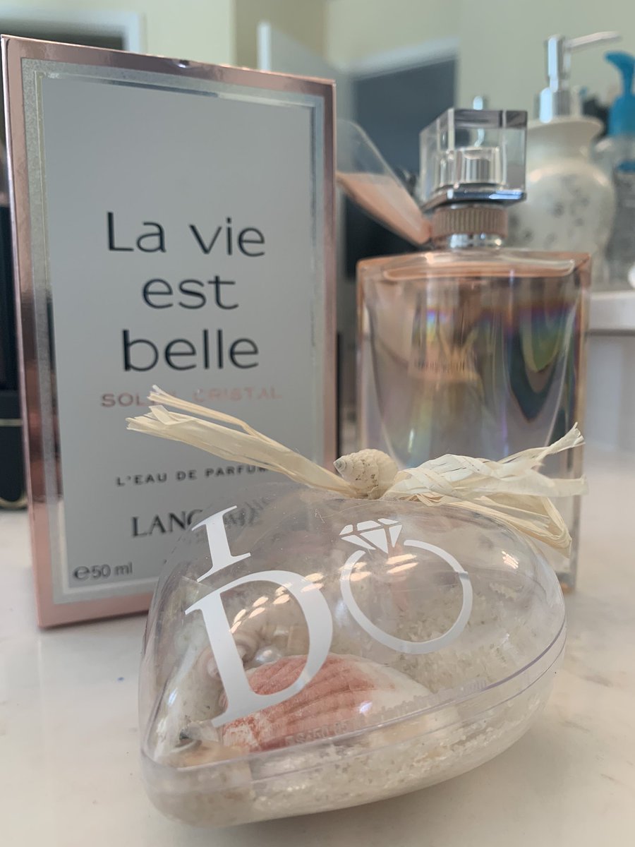 analiobeta's tweet photo. La Vie Est Belle de Lancome;  it is a fragrance that lives up to its name;  it is a smell that invites you to live, to lift your mood and to infect other people with its aroma; really divine very proper for this spring and summer; It is a sweet floral fragrance. #bzzkit #lancome https://t.co/Jofd79Lehh