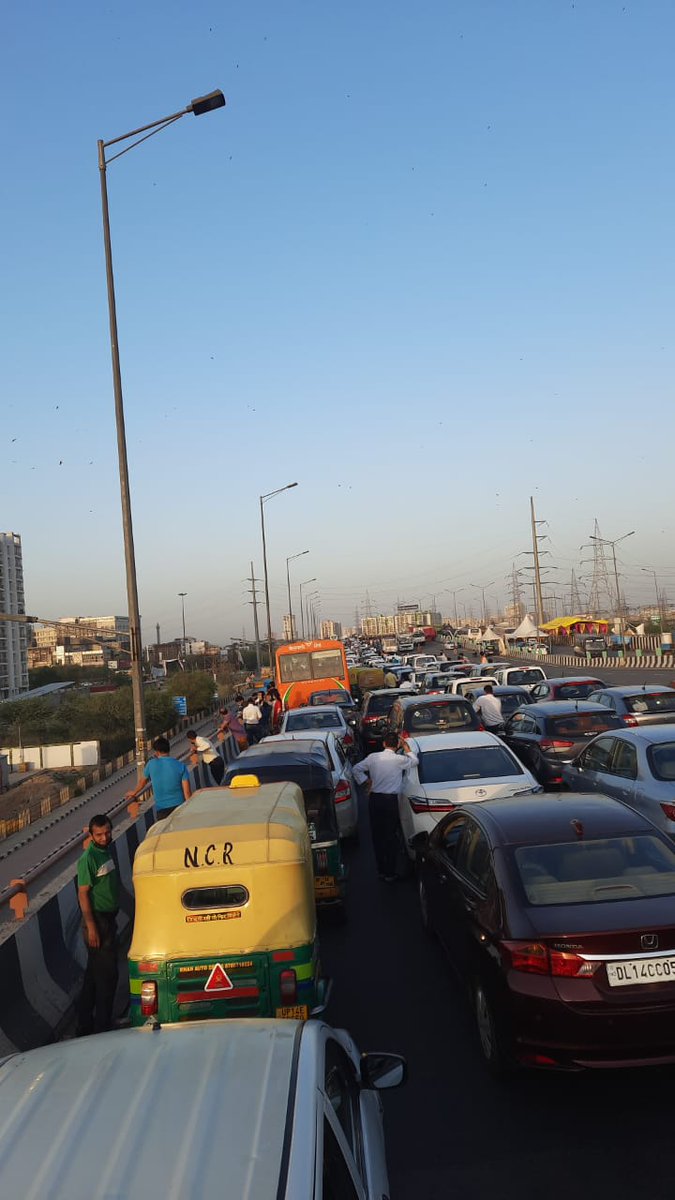 LokiOnDrugs's tweet photo. Massive traffic jam over flyover at Ghazipur Border after farmers suddenly blocked the road in protest. @dtptraffic @DelhiPolice please intervene to protect commuters from uncivilized protestors. @ANI @CPDelhi @uptrafficpolice @Uppolice https://t.co/vIkF2IhEXU