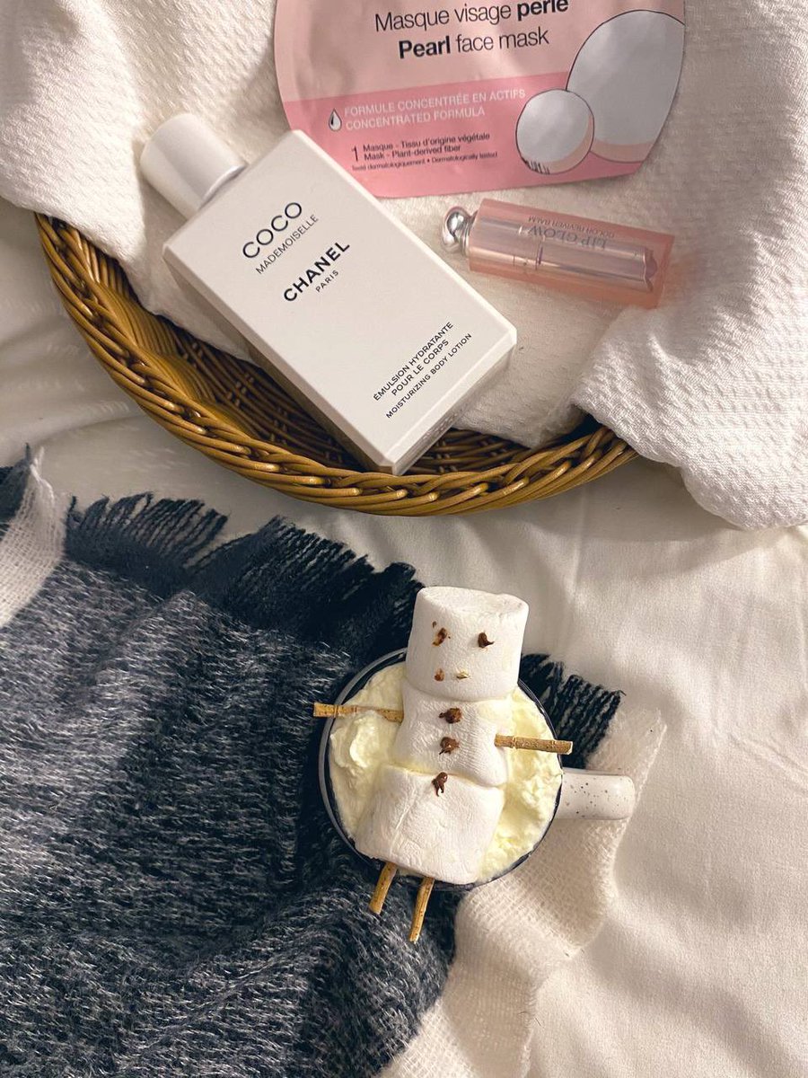 - أنتِ رقيقة, ناعمة, هادئة, جميلة كأنك الفن🌿. 

#اقتباسات_سنابيه