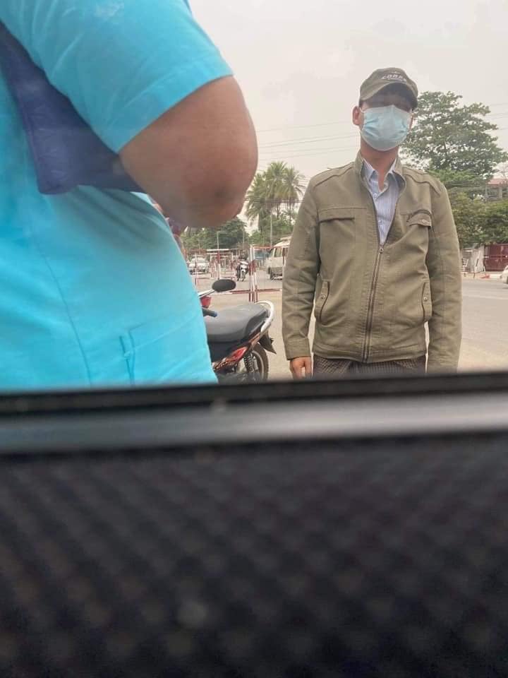 IrrawaddyNews's tweet photo. Dr. Nay Myo, a physician providing free medical treatment, was detained by plainclothes police in #Bago  on Friday afternoon. A witness said the doctor was taken away in a civilian vehicle after leaving his clinic which provided free treatment.

#WhatsHappeningInMyanmar https://t.co/5oQ08bwpzu