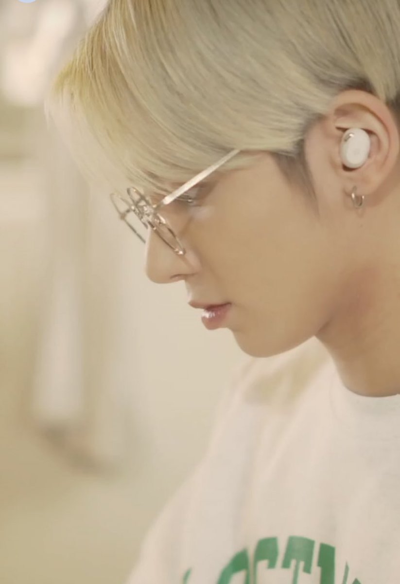 TXTMexico_'s tweet photo. #ํฌ๋ชจ๋ก์ฐ๋ฐ์ดํฌ๊ฒ๋ #TXT @TXT_members #IWantToDoSomethingDifferent
El libro que Taehyun estaba leyendo en #TXT_MoodDiary era 'Cubase Pro 8', un libro sobre mรบsica por computadora y producciรณn musical MIDI.
ยฉtranslatingtxt
-๐ซ https://t.co/VYIKJcK5kR