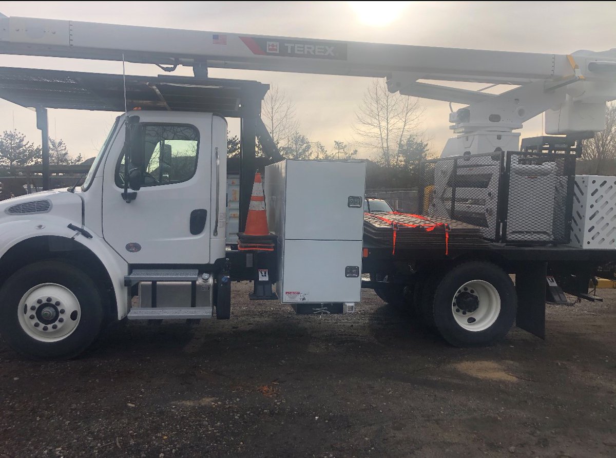OakmontFinance's tweet photo. Jon of Top Notch Tree Experts / Total Maintenance Services Inc. purchased a new rear mount elevator with with our #financing experts' help. Jon purchased this #equipment from Custom Truck One Source, and he can't wait to put it to work! #WeMakeItPossible #FinancingDoneRight https://t.co/IuKVGCQeyh