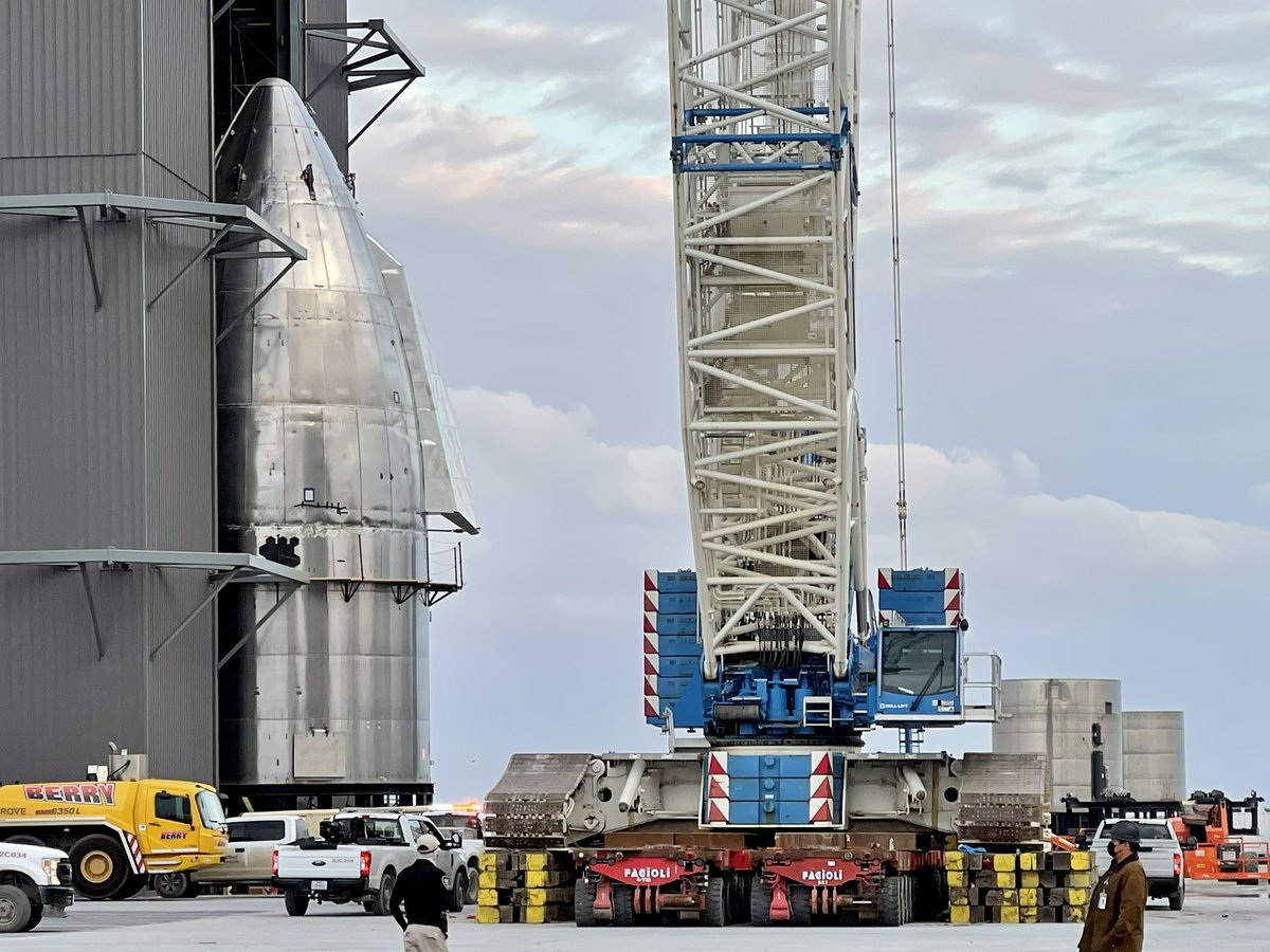 This morning Starship SN15’s nosecone is heading into the high bay. It appears that SpaceX is not wasting any time in preparing SN15 to roll to the launch site ASAP.🔥🚀🔥
<a href="/NASASpaceflight/">NSF - NASASpaceflight.com</a>