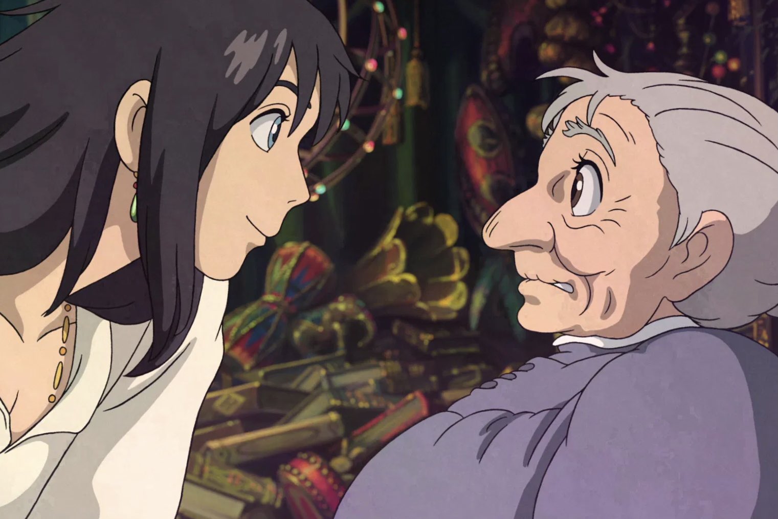 原作ではソフィーはおばあちゃんになったわけでなく 思い込みと自分自身の魔法の力で自分と周りには年寄りに見えるようになってるだけで強力な魔力を持つハウル にはずっと本来18歳の姿のソフィーに見えているって知ったあと観るとほんと尊い