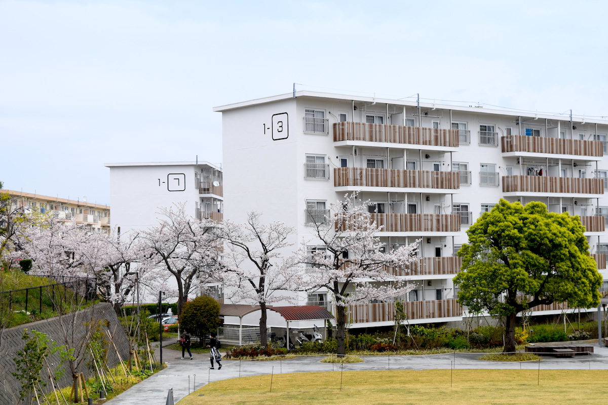 Twitter 上的 公団ウォーカー 照井啓太 これが洋光台北団地の隈研吾リノベーションであーる 木目調の柵は斬新です 日本懐かし団地大全 団地 洋光台北団地 T Co 8kwf2xy3p1 Twitter