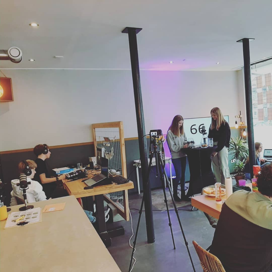 Vanmiddag gezellig bingo spelen met afdeling De Welle  van de Voort <a href="/HetBaken_zorg/">Zorgverlening Het Baken</a> met mooie prijzen en een lekker stukje appelcake. 
#draaienmetdieballen #bingoel
#techniekstaatvoorniks #tienersenoudereninelburg