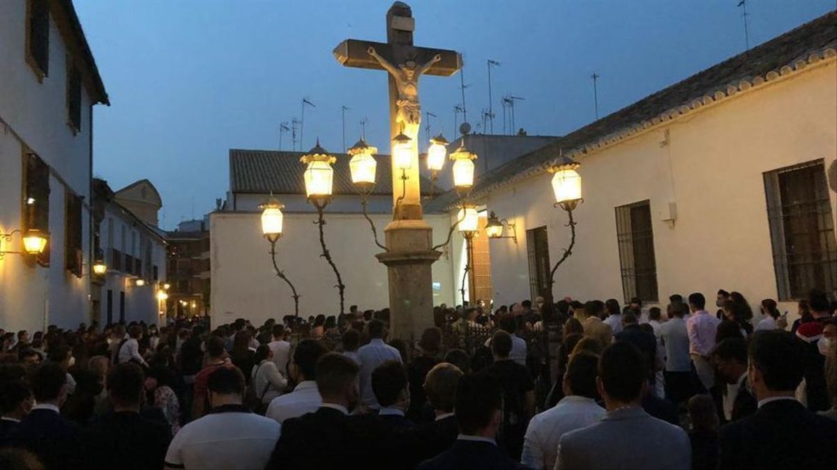 kiroma31's tweet photo. Esto ocurrio anoche.. pero los medios d incomunicacion solo sacan a las aficiones de Athletic y Real... lo de siempre https://t.co/jPiFAjkz9t