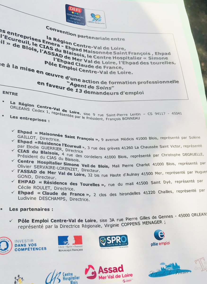 RCValdeLoire's tweet photo. #Emploi 🏢
🖋️ Signature avec @poleemploi_RCVL et les partenaires à l'#EHPAD de #laChausséeSaintVictor (41) d'une convention DEFI pour la formation de 13 demandeurs d'emploi au métier d'#agentdesoins 🥼👵👴
🔎 sur le DEFI ➡️ https://t.co/p77Dqzu2lO
#FormationInclusive https://t.co/vP4yxRZJt9