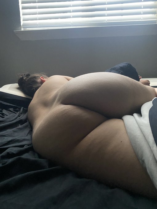Who wants to wake me up ? Hubs is off to work https://t.co/UrfI7T1Q0d