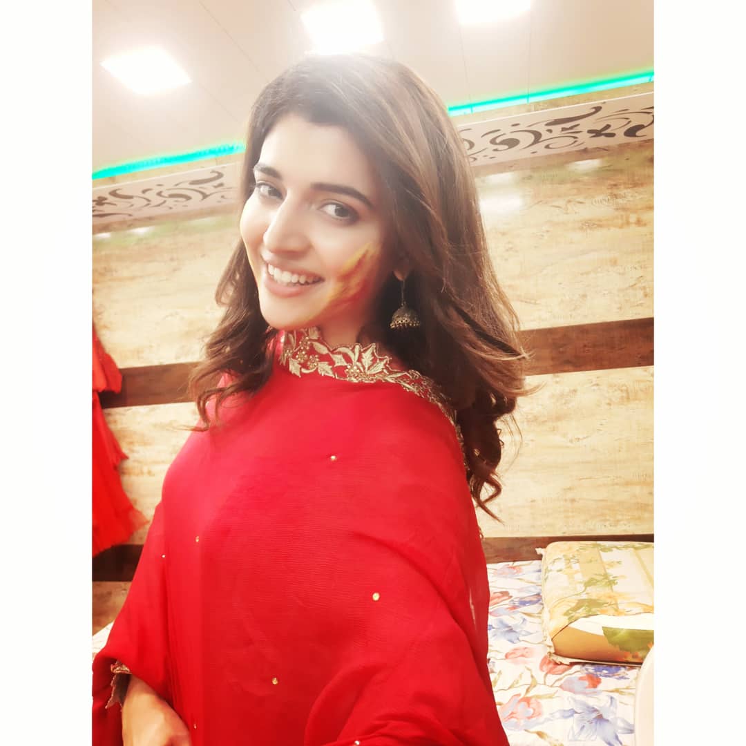 ChitraShuklaOff's tweet photo. On this special occasion of #rangpanchami
May your life fulfilled with allThe colors of life as bright as festival of colours #happyrangpanchami💛❤️💙💜💖to all of you🤗specially all #indorians #today

#Throwback from #ThellavaritheGuruvaram #Holi #event #tv #show

#chitrashukla https://t.co/vz6TwksGGs