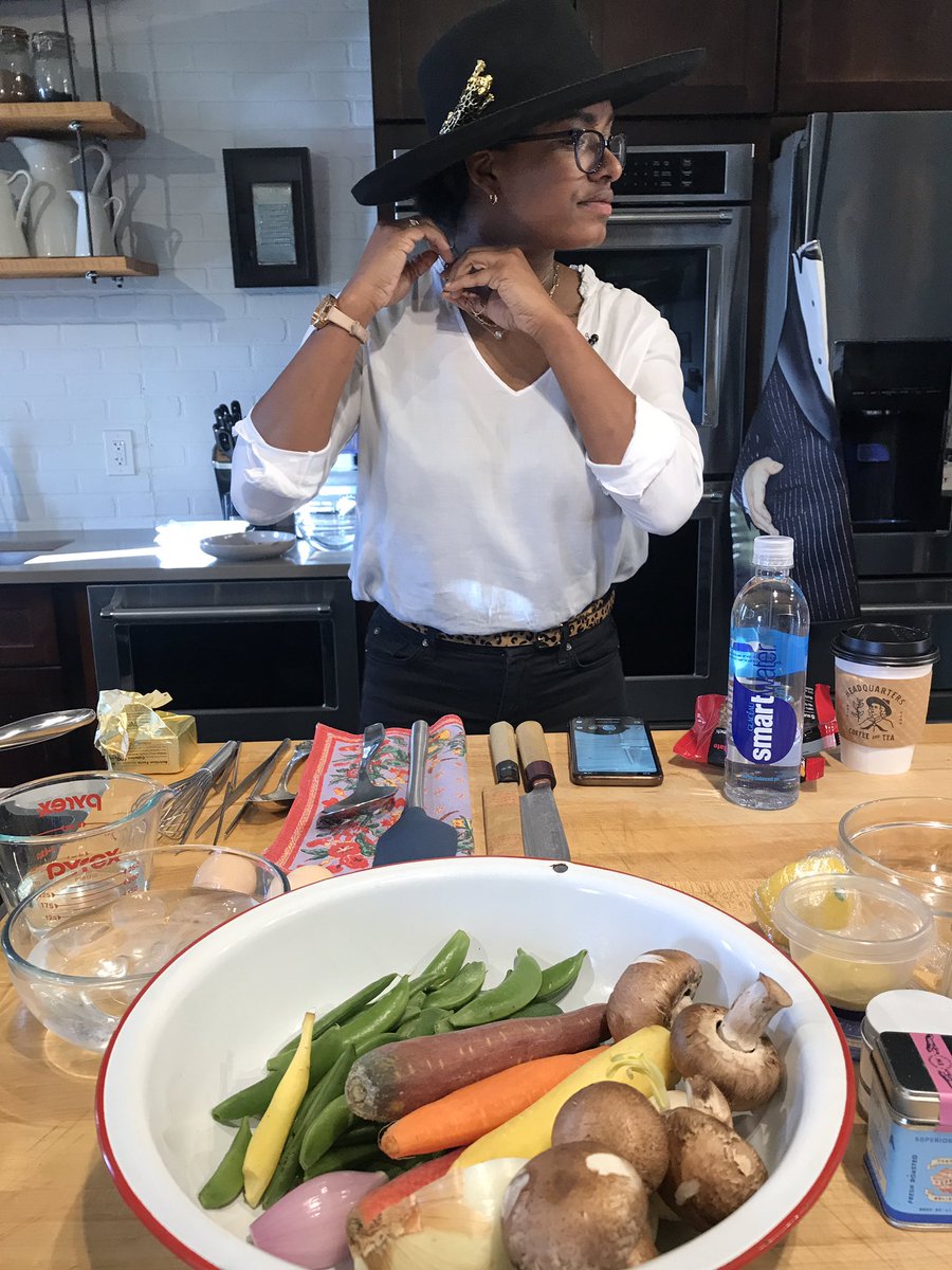 Nashville_CM's tweet image. Veggies cut, water simmering, mics checked. Almost ready to cook with y’all this morning! #cmripple #sipnbiteprivatechefllc #cmnsh